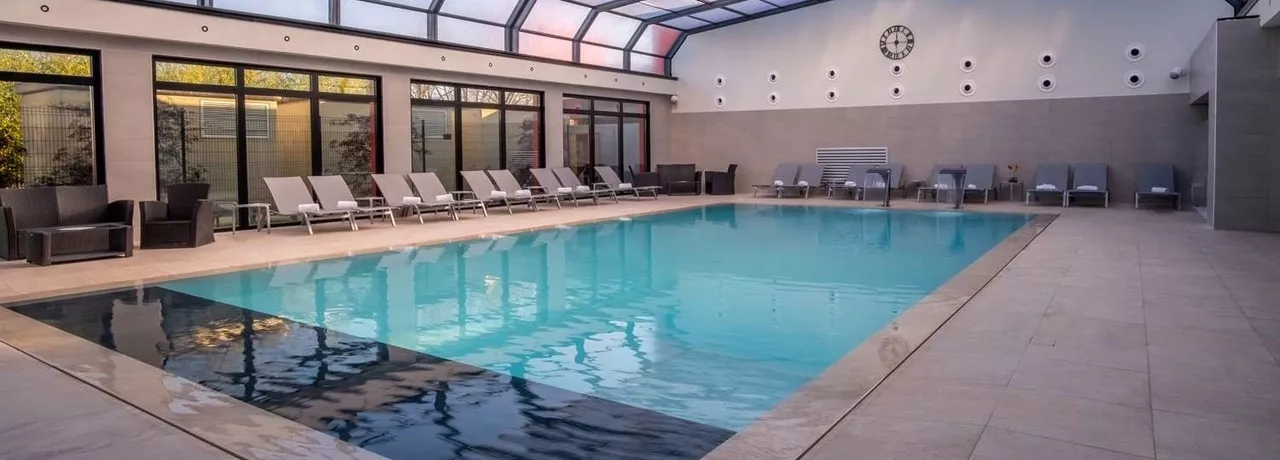 Thématique piscine intérieure hôtels Kyriad