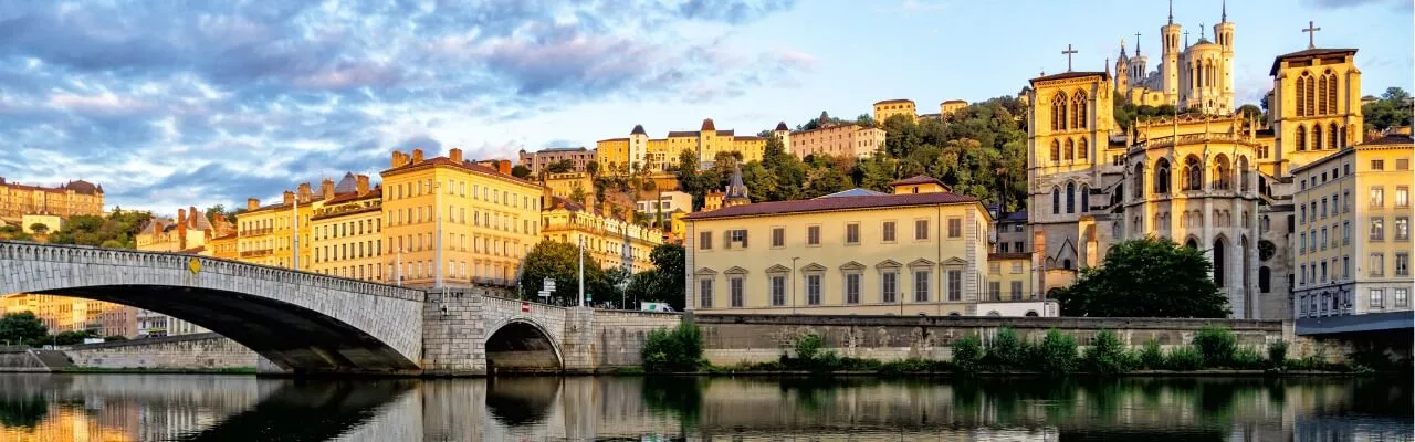 Vue de Fourvière depuis les quais