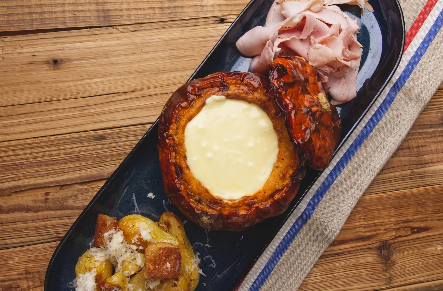 Escapade gourmande autour d’un potimarron farci aux trois fromages, jambon et pommes de terre grenaille