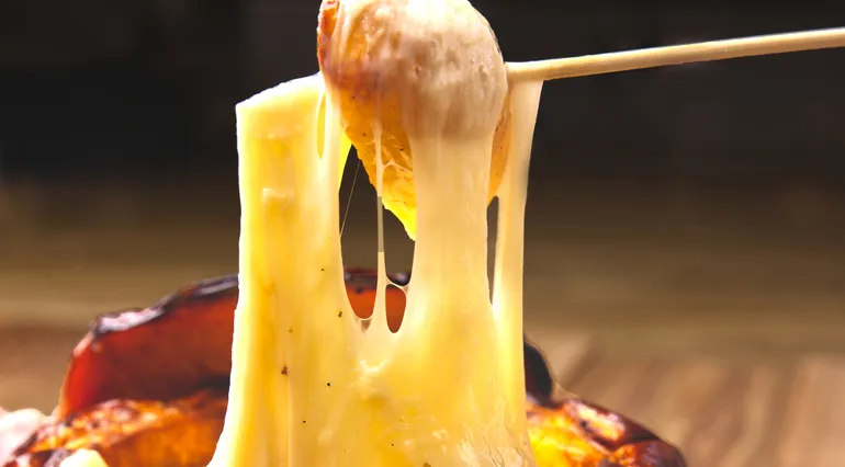 Escapade gourmande autour d’un potimarron farci aux trois fromages, jambon et pommes de terre grenaille